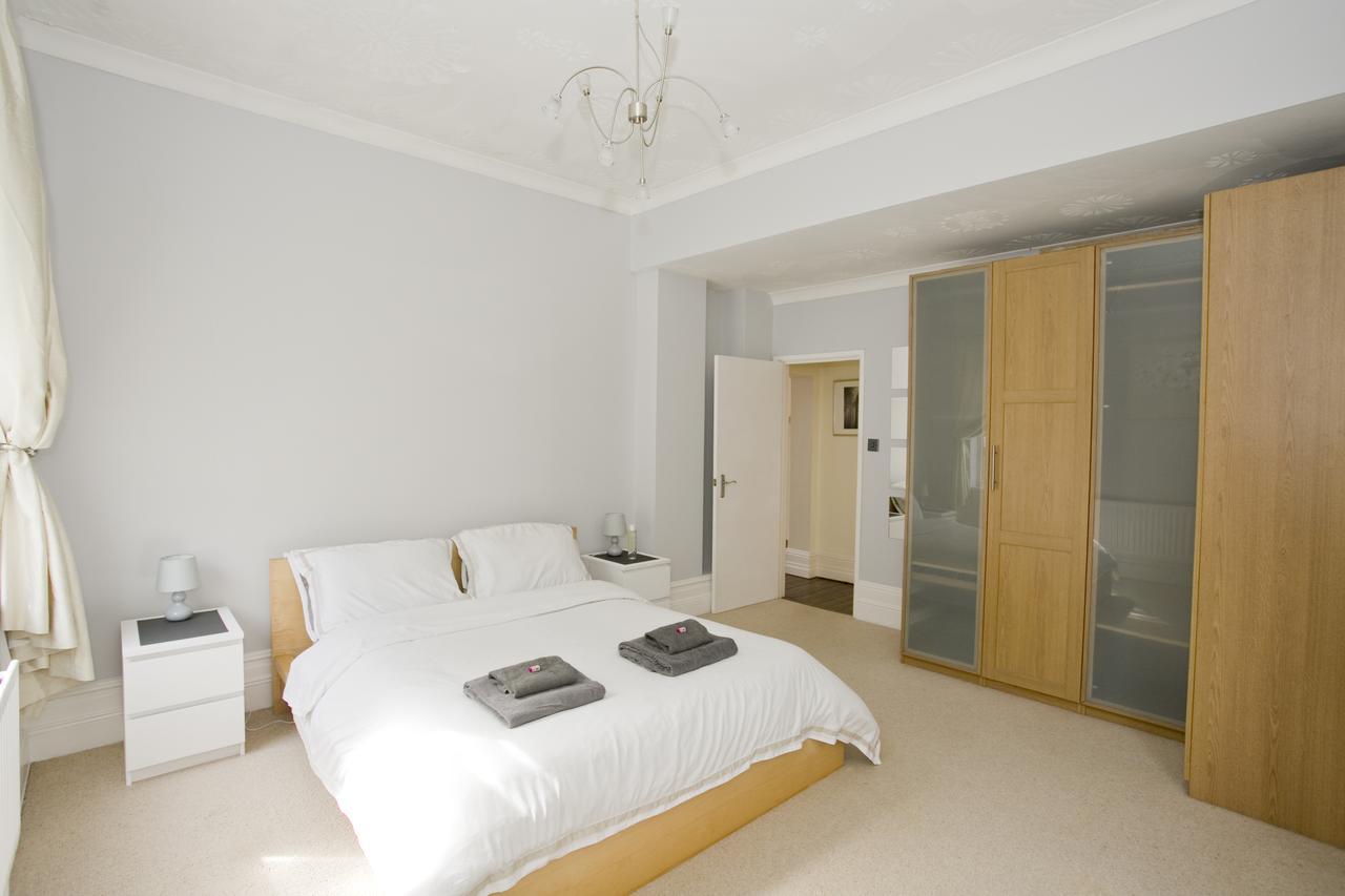 Large 2 Bedroom Apt - Near Beach - Free Parking Борнмут Екстер'єр фото